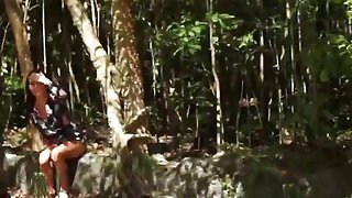 逼毛很多的美女少妇诱惑狼友，听狼友指挥脱光了玩弄骚穴，道具抽插骚逼，让大哥玩弄骚奶子，撅着屁股玩骚逼